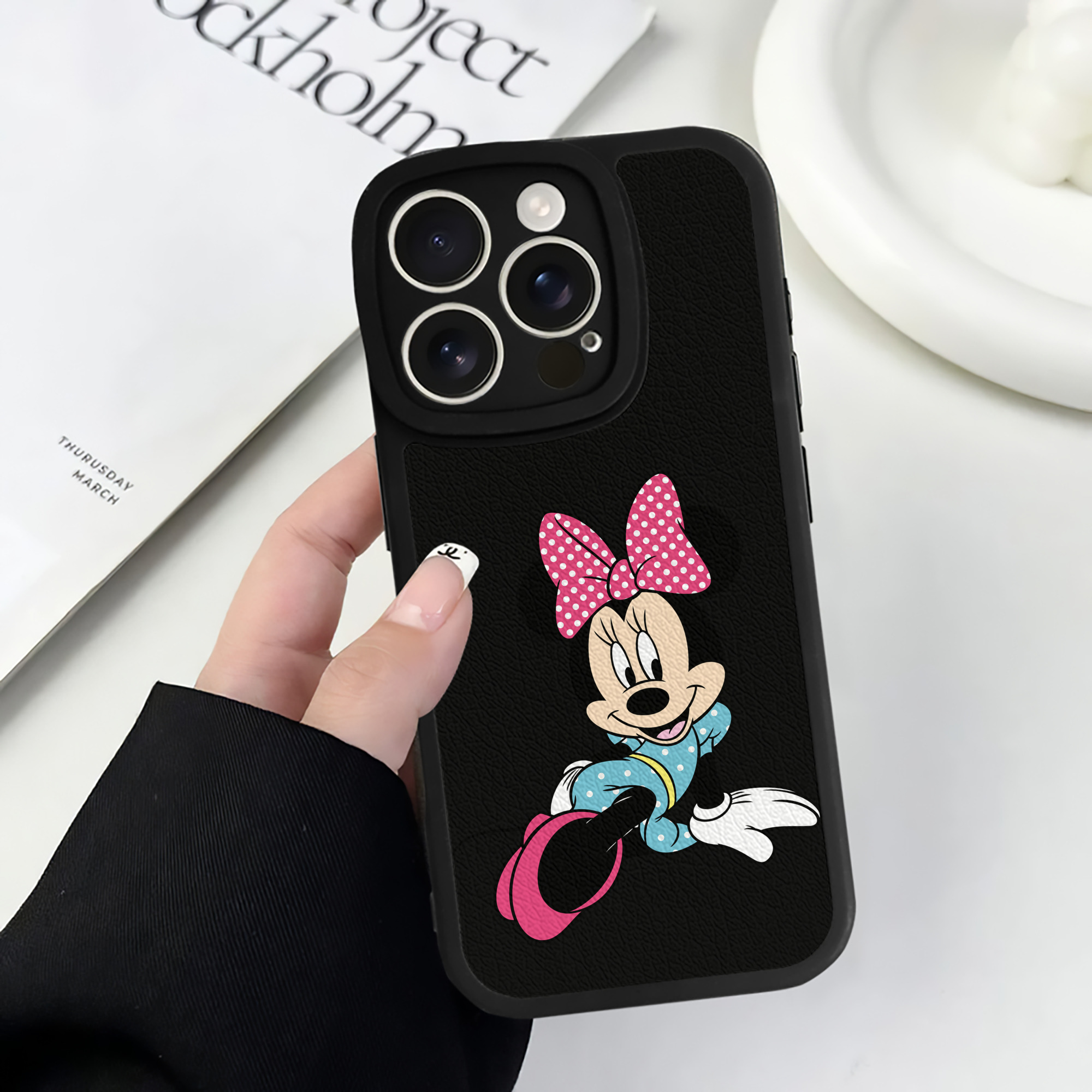 （画像用） ミッキーマウス Mickey Mouse 【iPhone 16シリーズ対応】シリコンスマホケース（レザー調） 材質：シリコン